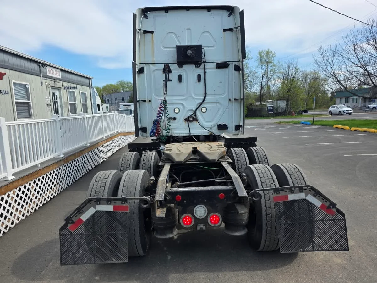 2020 Freightliner Cascadia in Bensalem, PA — photo 5