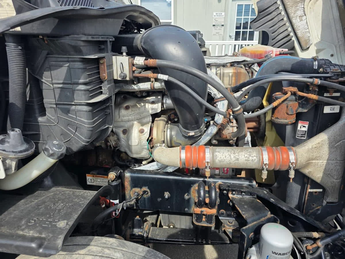 2020 Freightliner Cascadia in Bensalem, PA — photo 10