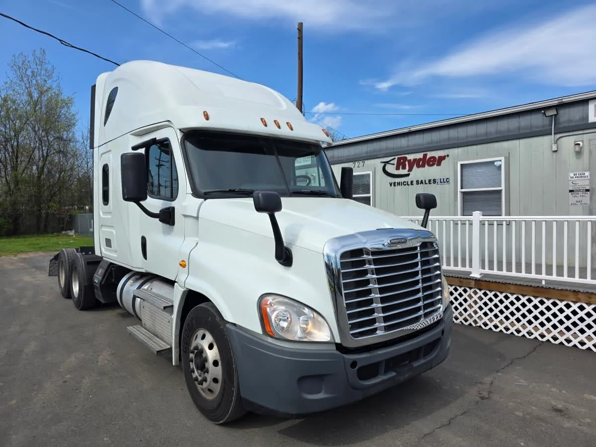 2020 Freightliner Cascadia in Bensalem, PA — photo 3