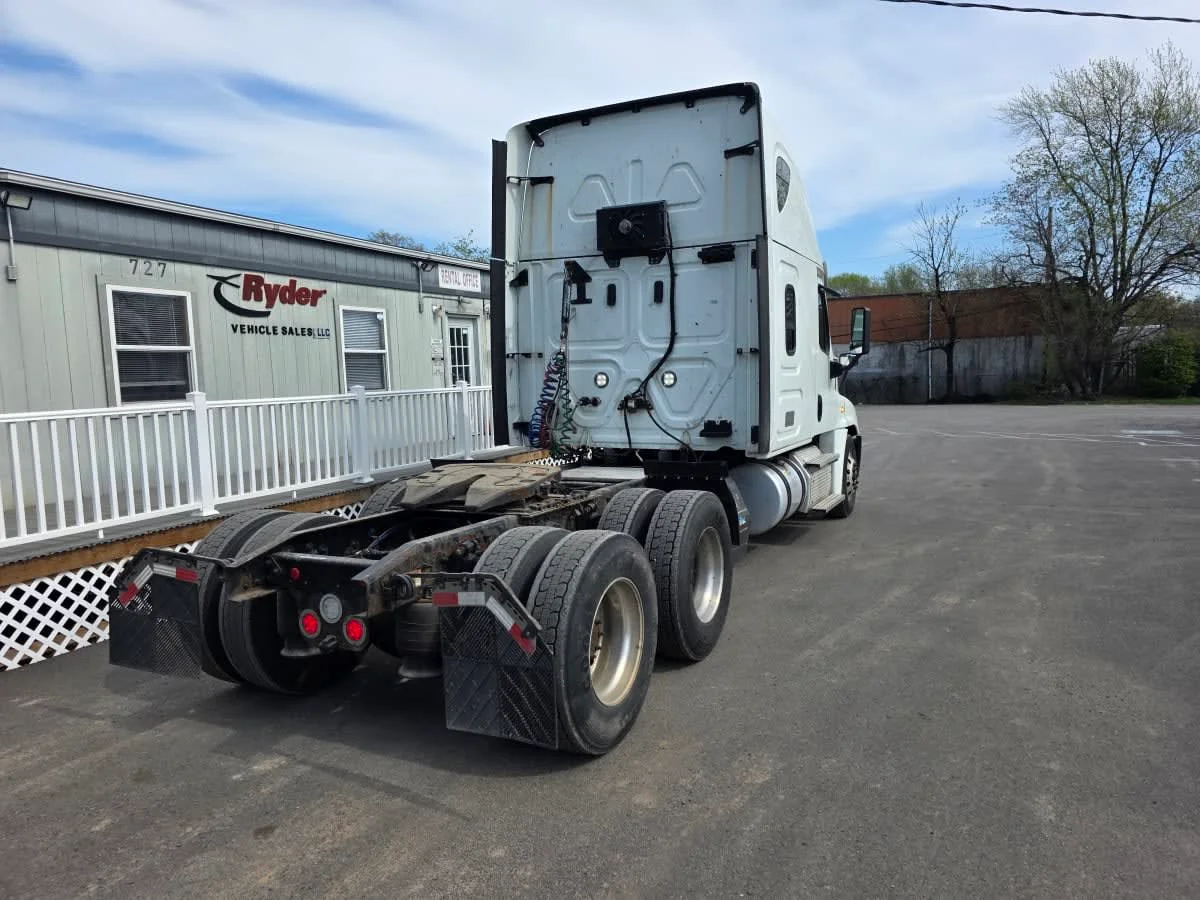 2020 Freightliner Cascadia in Bensalem, PA — photo 4