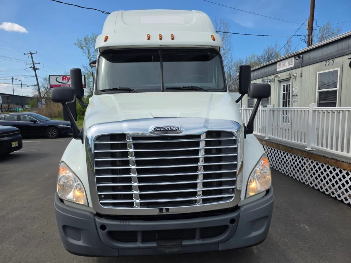 2020 Freightliner Cascadia in Bensalem, PA — photo 2