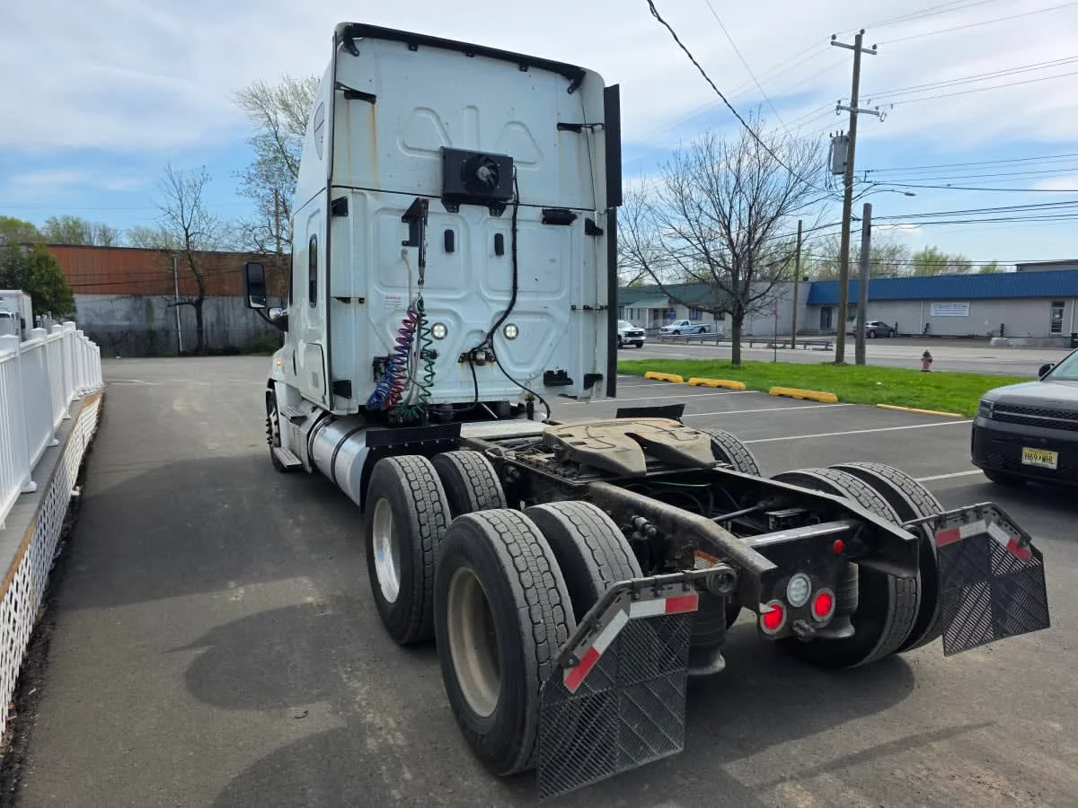 2020 Freightliner Cascadia in Bensalem, PA — photo 6