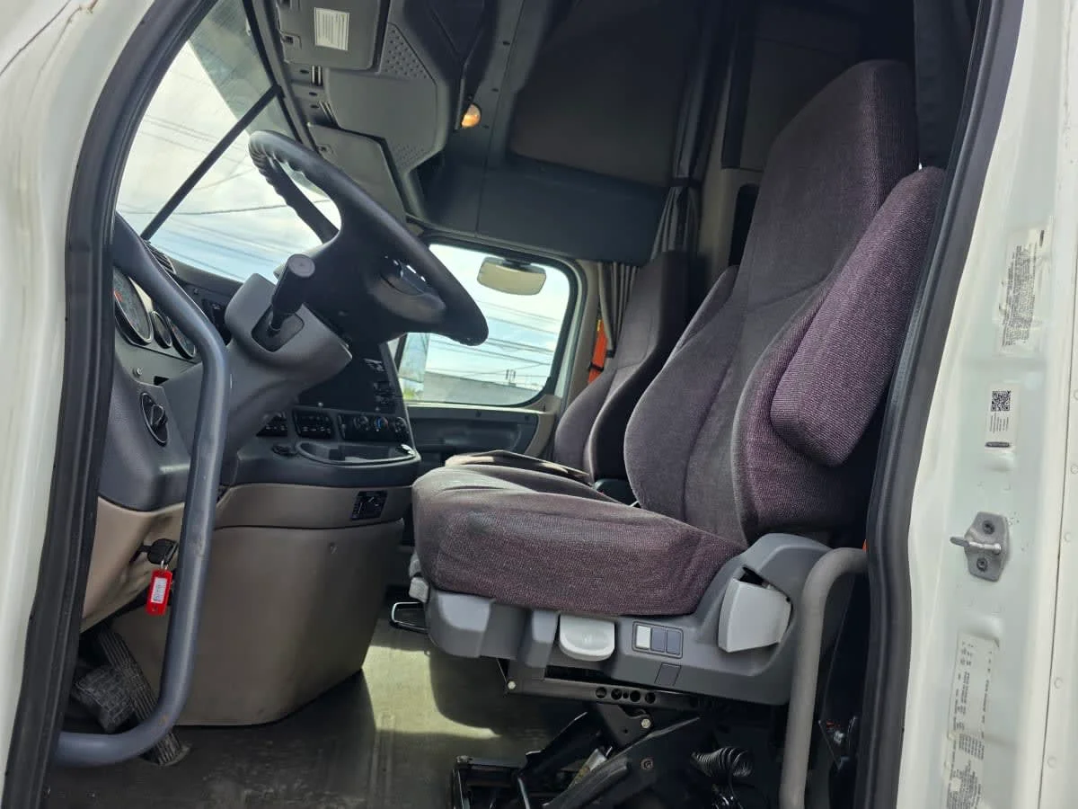 2020 Freightliner Cascadia in Bensalem, PA — photo 7