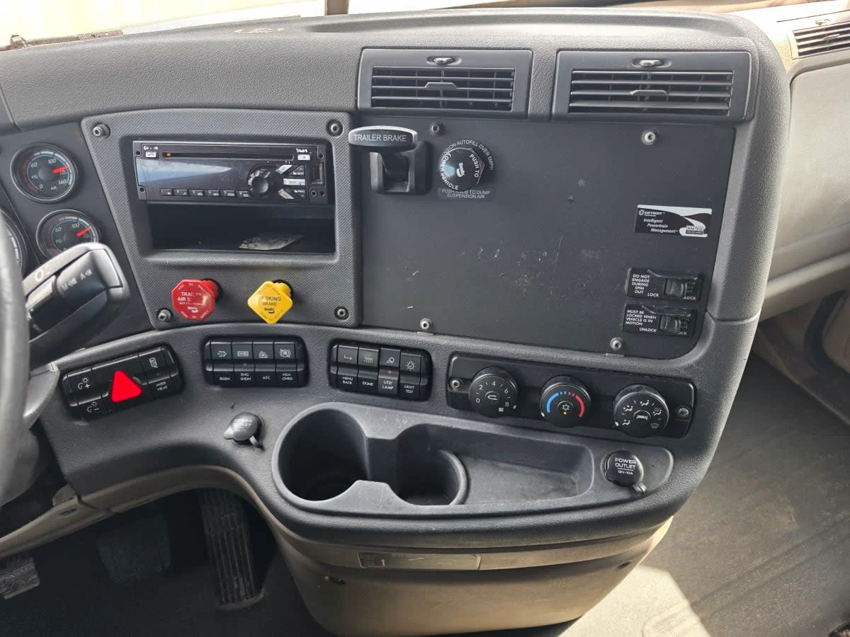2020 Freightliner Cascadia in Bensalem, PA — photo 12