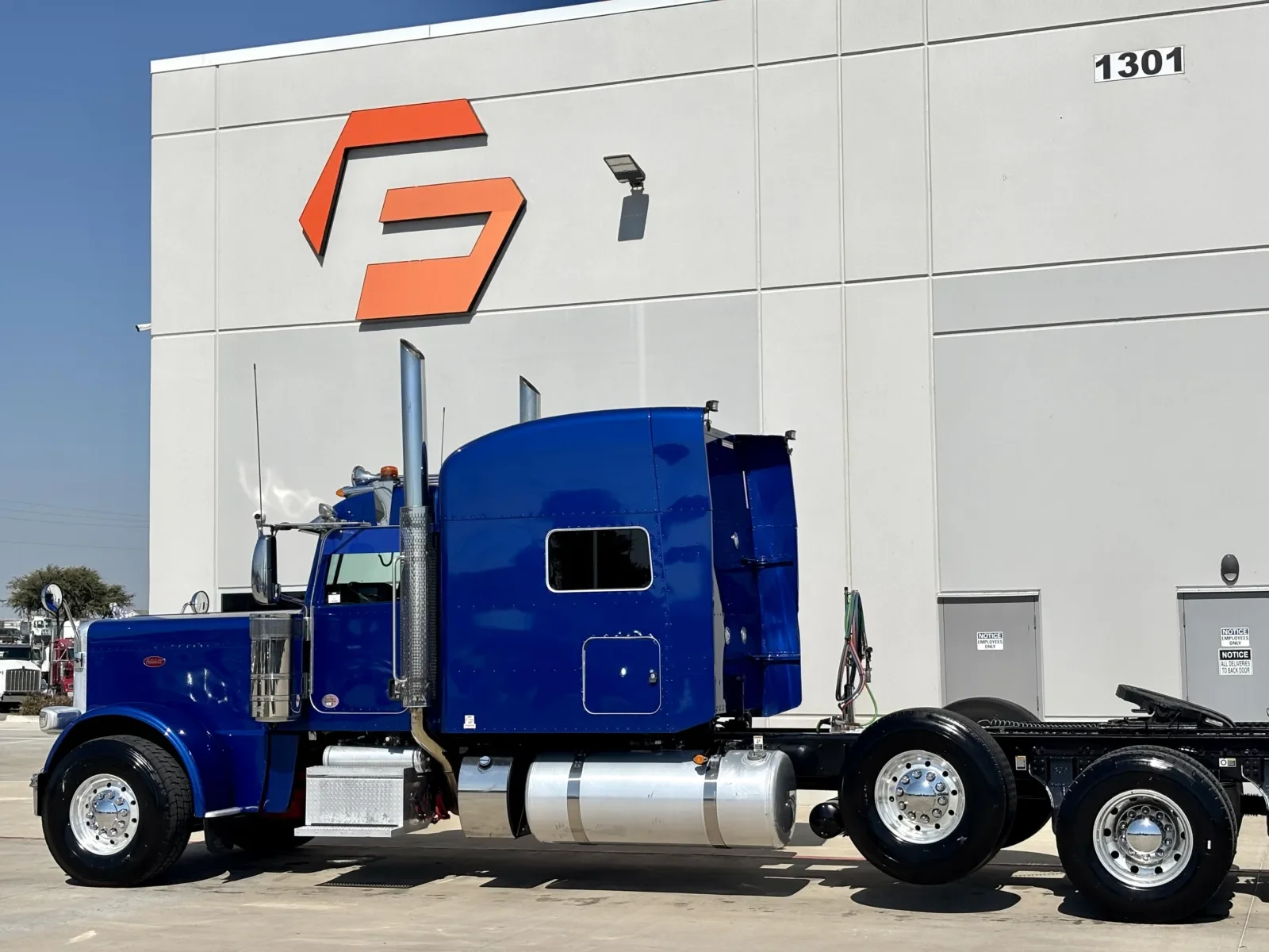 2024 Peterbilt 389 in Hutchins, TX — photo 8