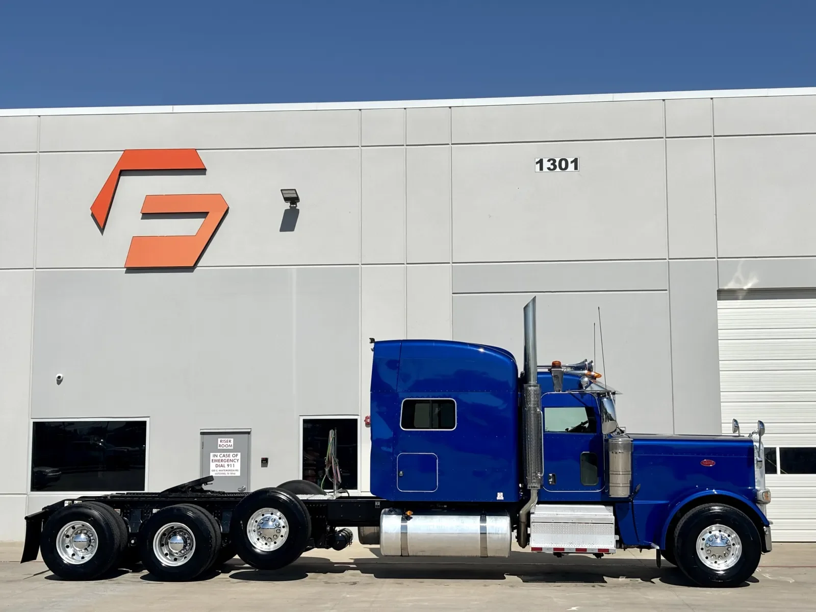 2024 Peterbilt 389 in Hutchins, TX — photo 3