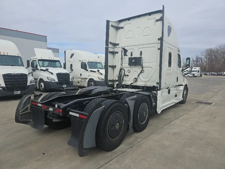 2020 Freightliner Cascadia - image 7