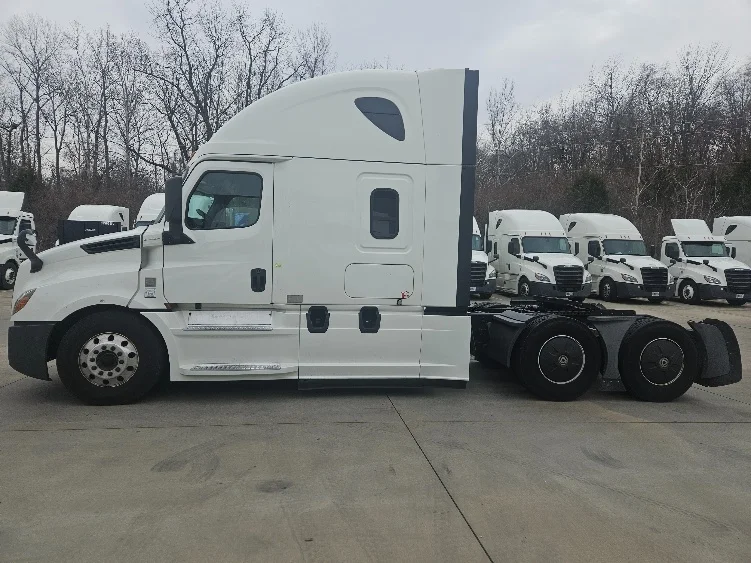 2020 Freightliner Cascadia - image 4