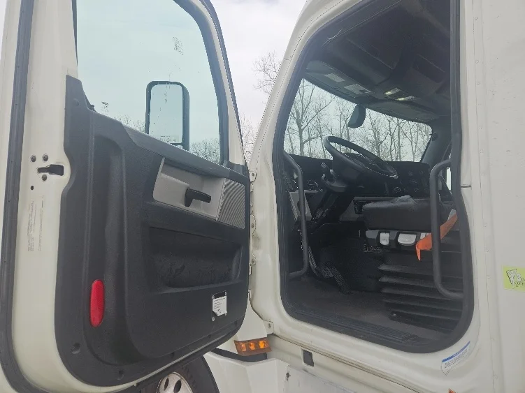 2020 Freightliner Cascadia - image 9