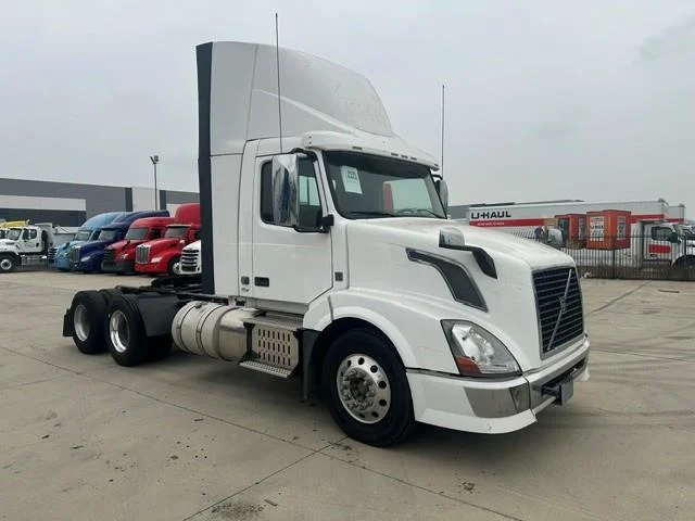 2015 Volvo VNL 300 - image 7