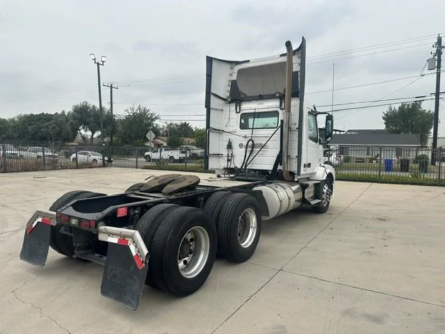 2015 Volvo VNL 300 - image 6