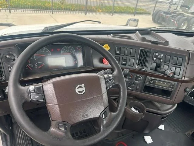 2015 Volvo VNL 300 - image 14