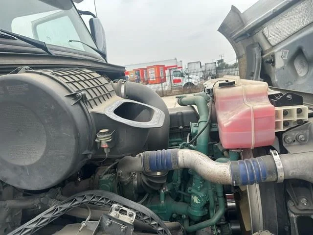 2015 Volvo VNL 300 — photo 17