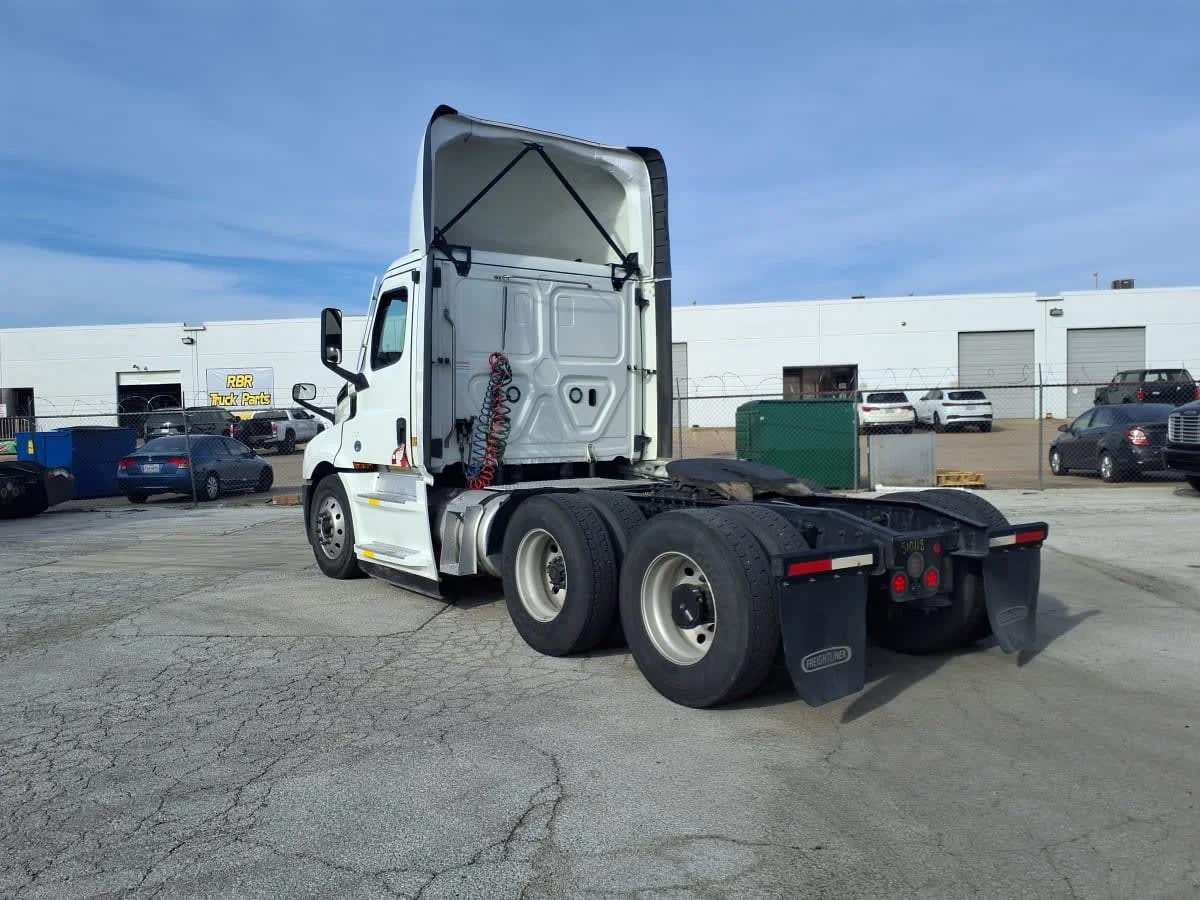 2022 Freightliner Cascadia - image 6