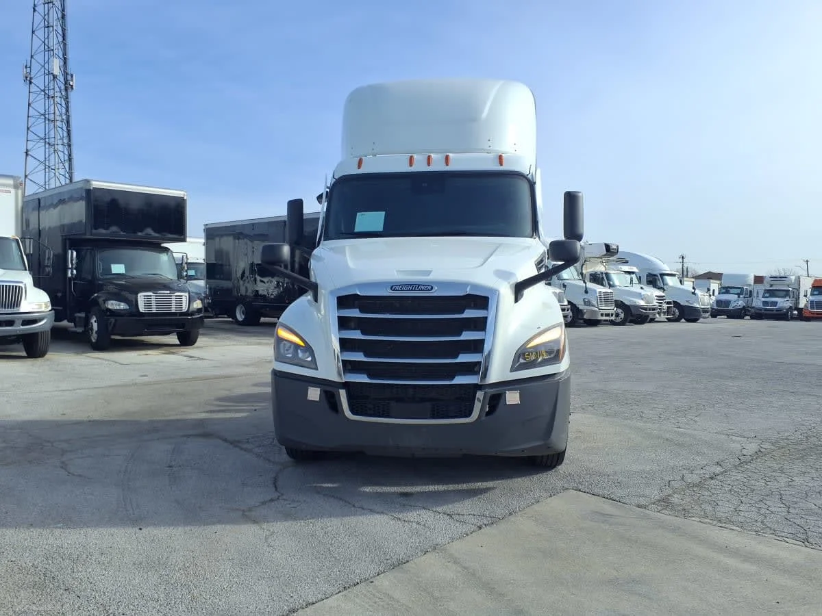 2022 Freightliner Cascadia in Fort Worth, TX — photo 2