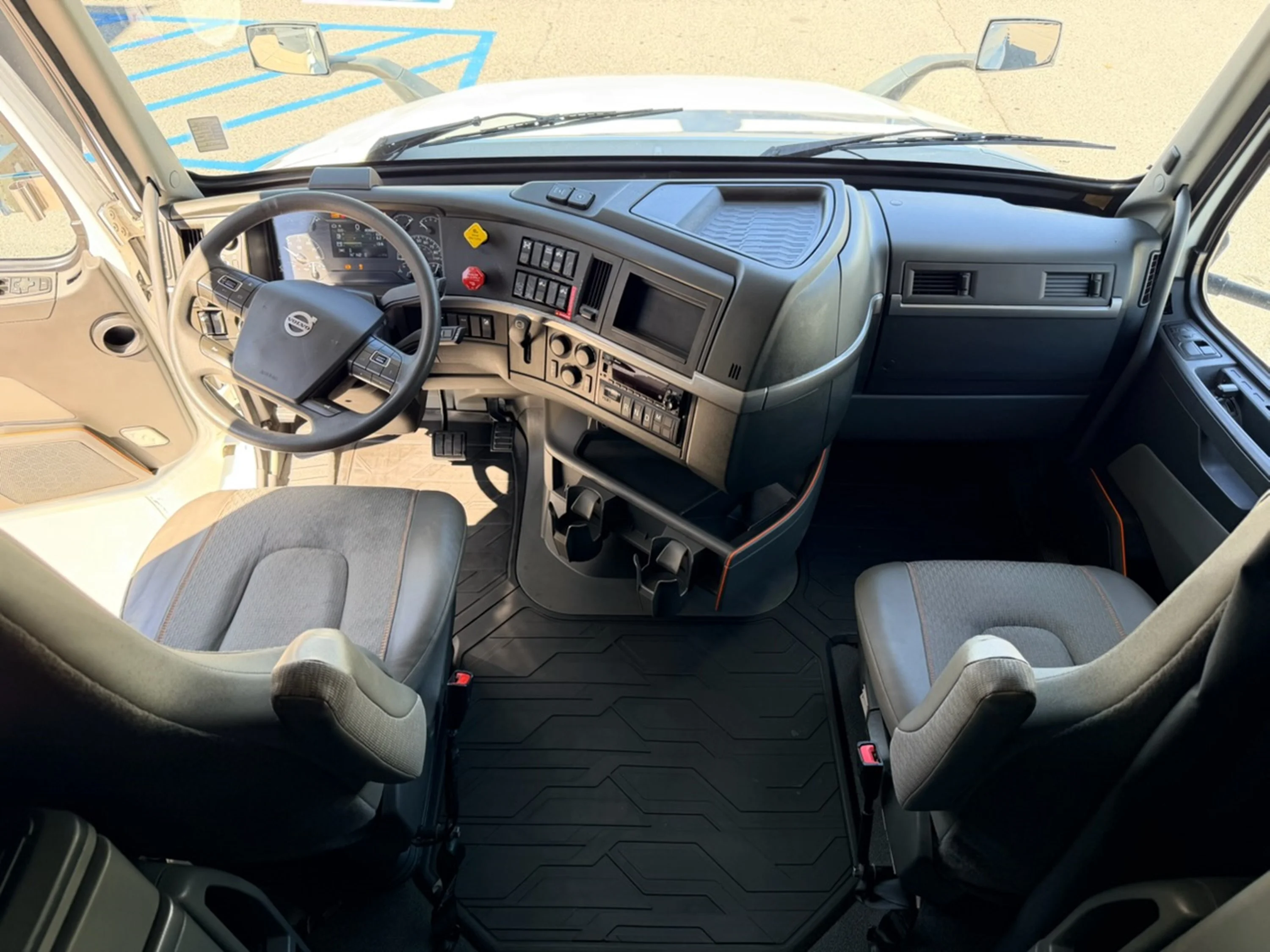 2023 Volvo VNL 760 - image 10