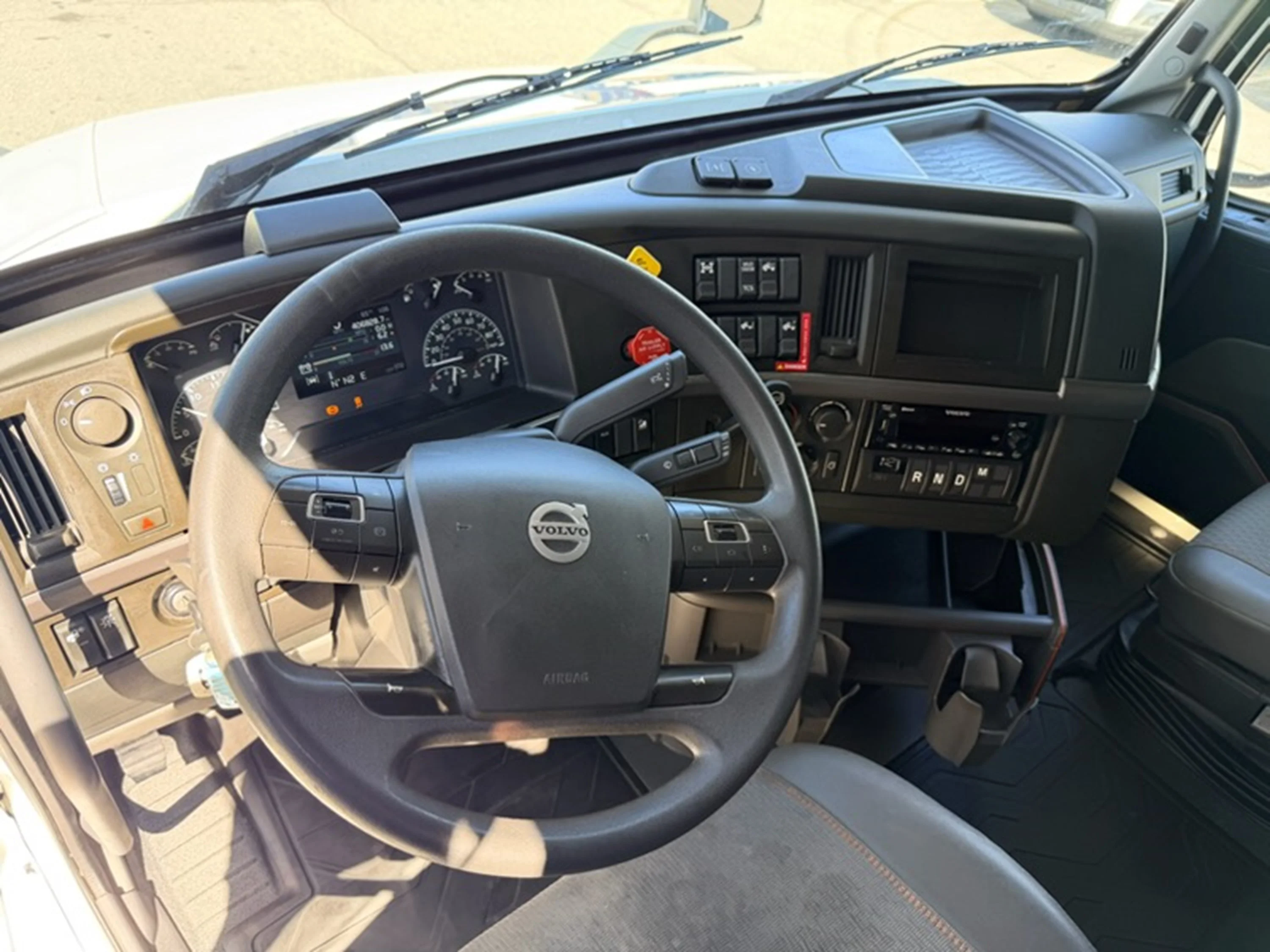 2023 Volvo VNL 760 - image 9