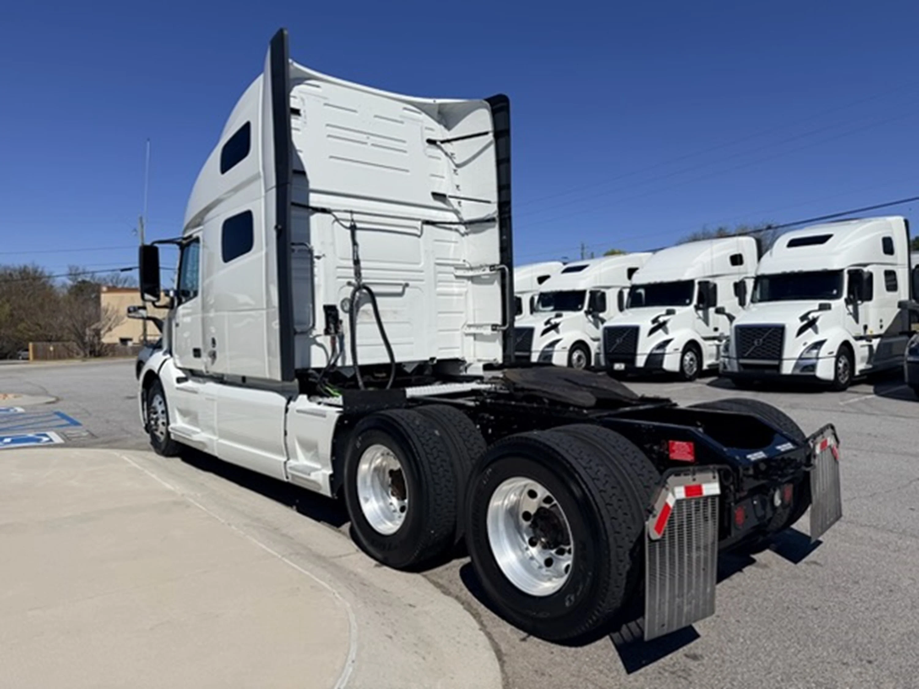 2023 Volvo VNL 760 - image 5