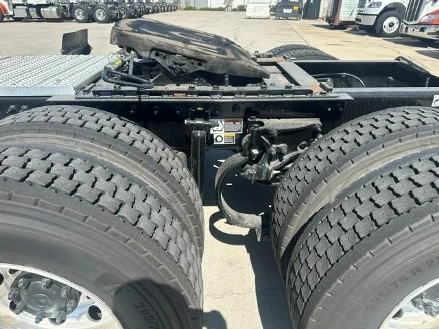 2025 Peterbilt 579 — photo 19