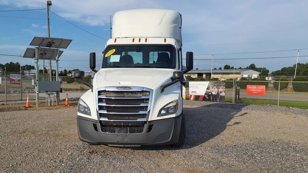 2019 Freightliner Cascadia in Birmingham, AL — photo 2