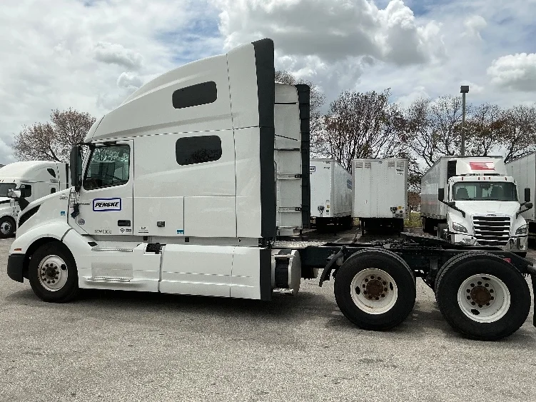2022 Volvo VNL 760 - image 4