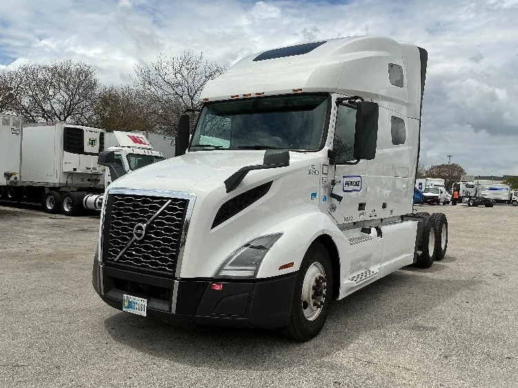 2022 Volvo VNL 760 - image 3