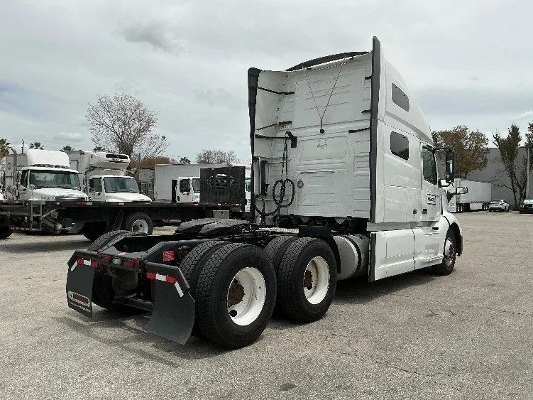 2022 Volvo VNL 760 - image 7