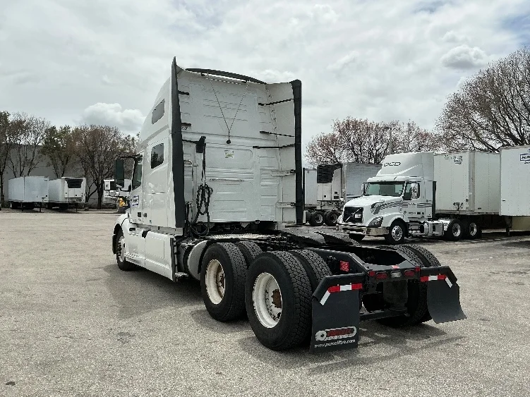 2022 Volvo VNL 760 - image 5