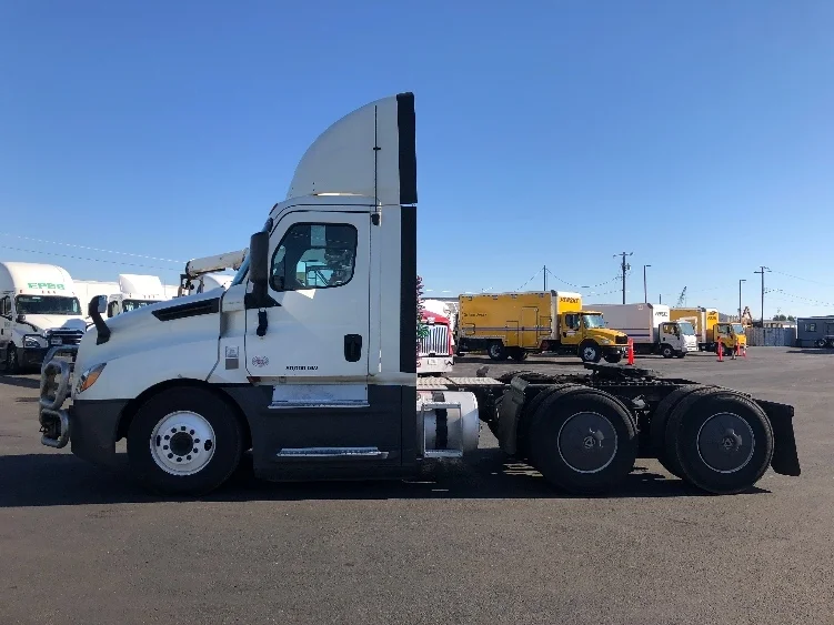 2019 Freightliner Cascadia - image 4