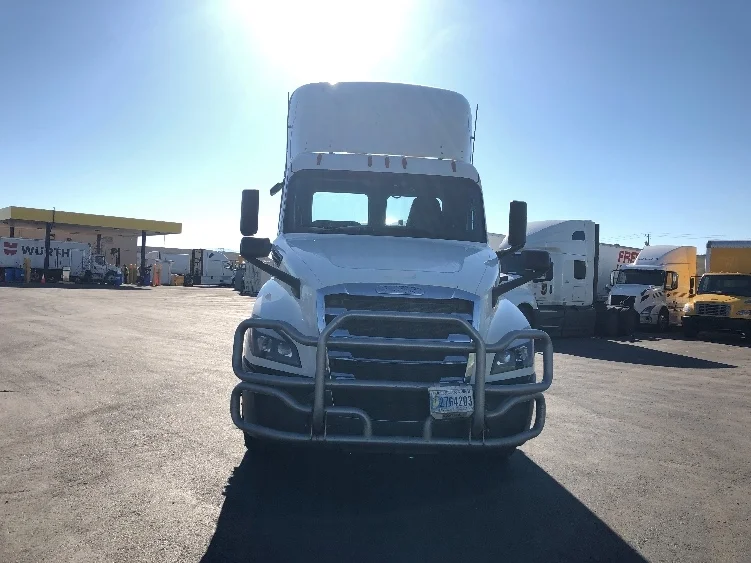 2019 Freightliner Cascadia - image 2