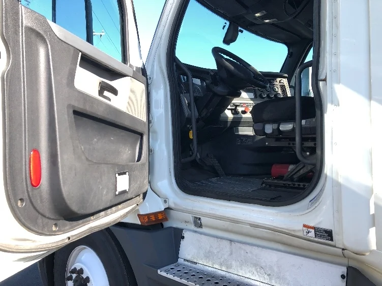 2019 Freightliner Cascadia - image 9