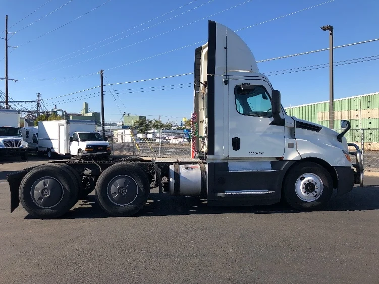 2019 Freightliner Cascadia - image 8