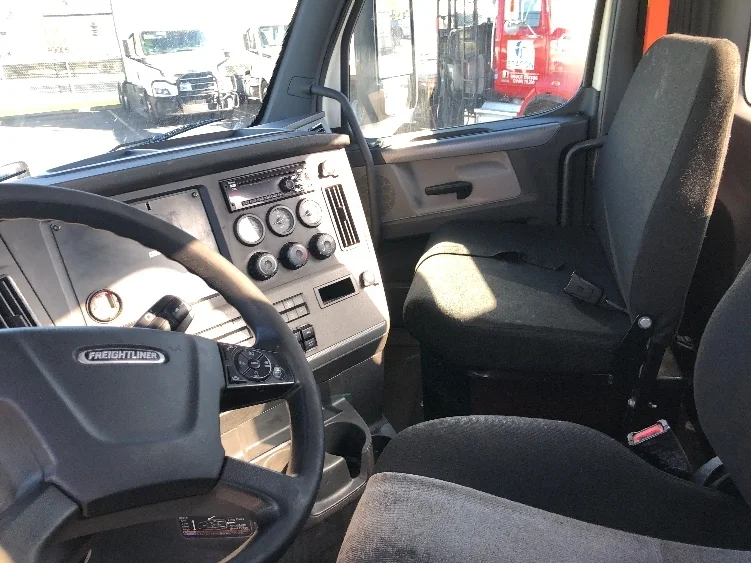 2019 Freightliner Cascadia - image 10