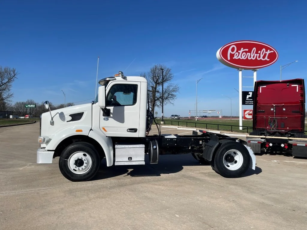 2016 Peterbilt 567 - image 2