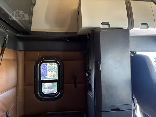 2021 Freightliner Cascadia - image 26