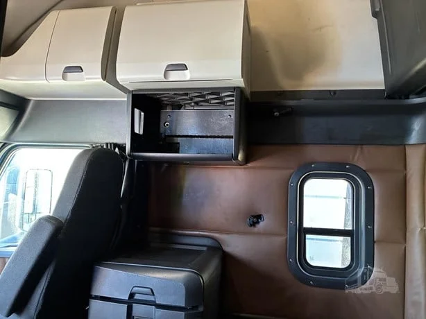 2021 Freightliner Cascadia - image 27