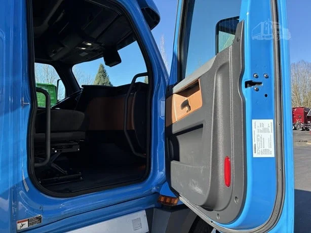 2021 Freightliner Cascadia - image 15