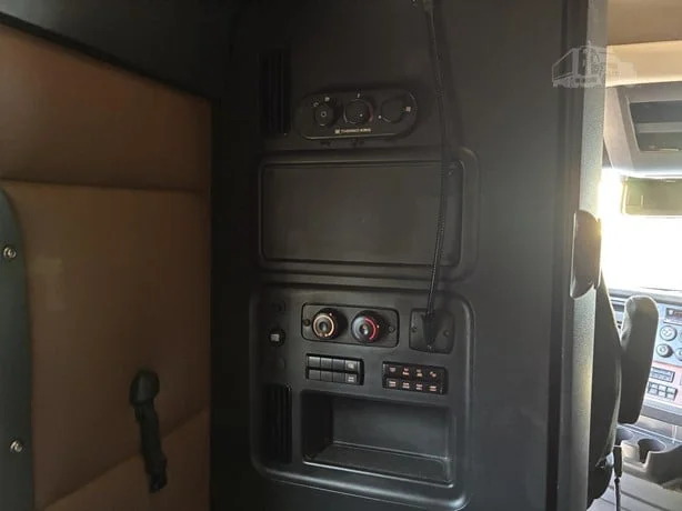 2021 Freightliner Cascadia - image 25