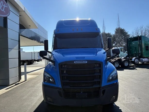 2021 Freightliner Cascadia - image 2