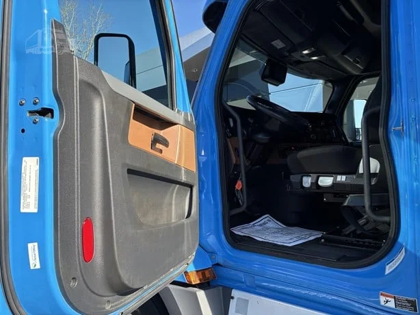 2021 Freightliner Cascadia - image 18