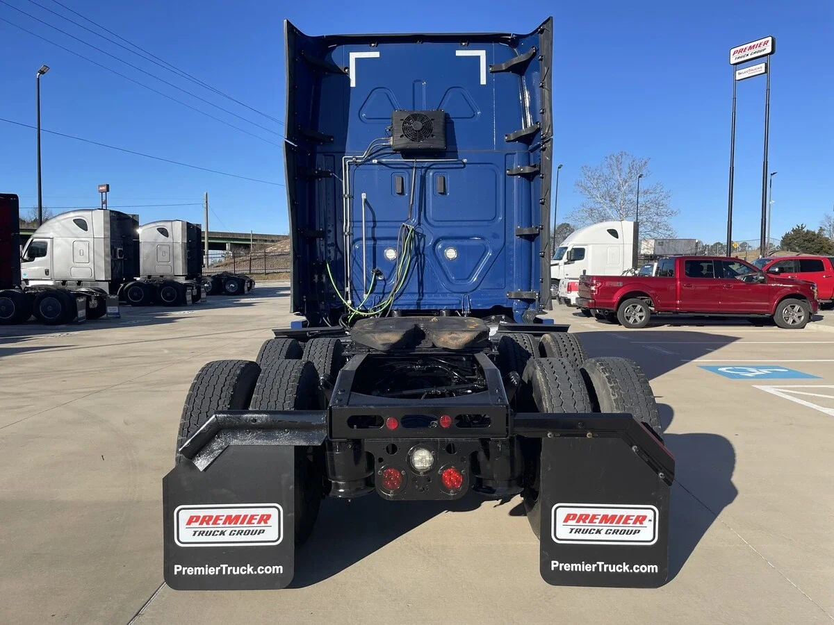 2023 Freightliner Cascadia - image 8