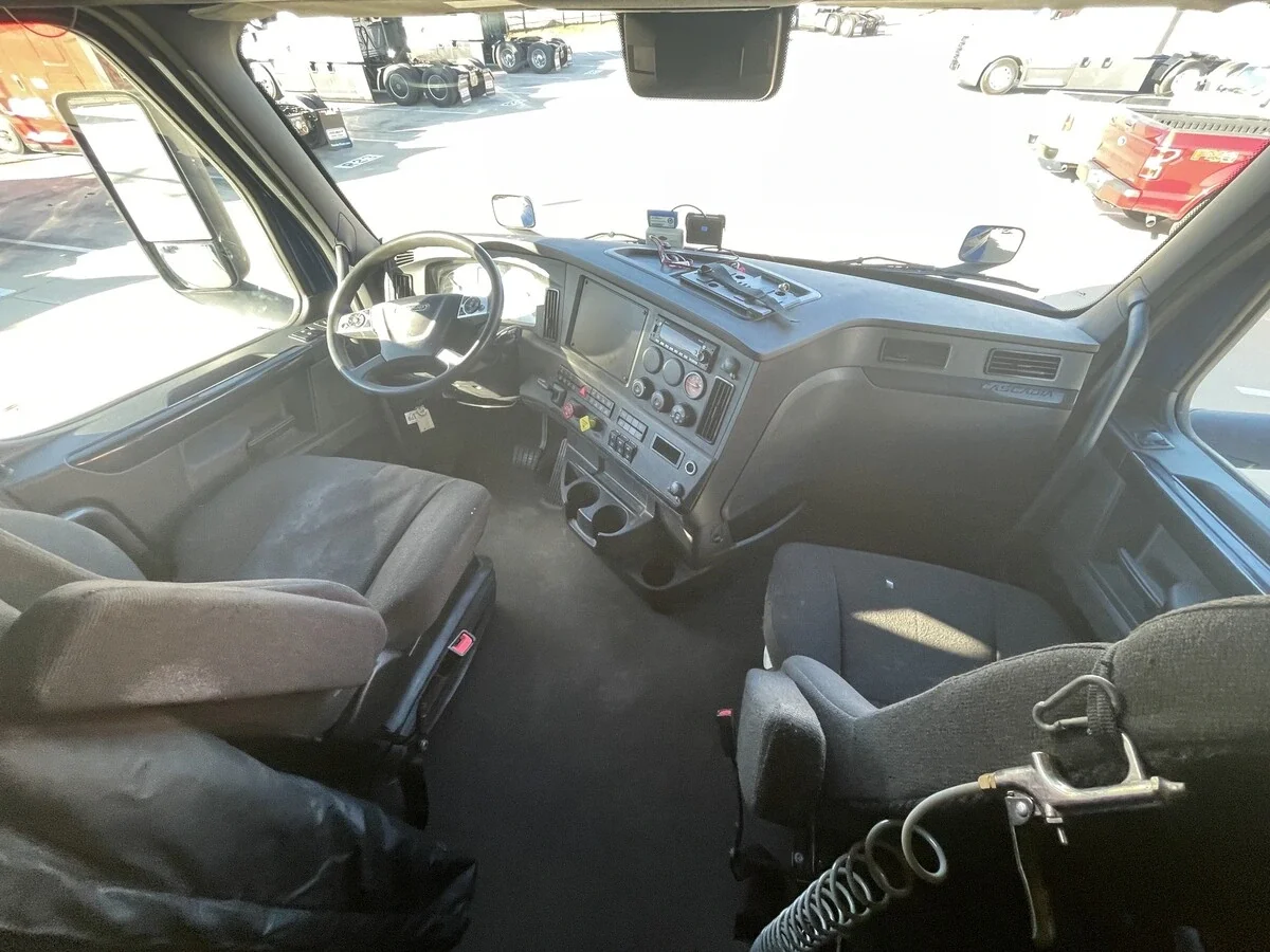 2023 Freightliner Cascadia - image 35