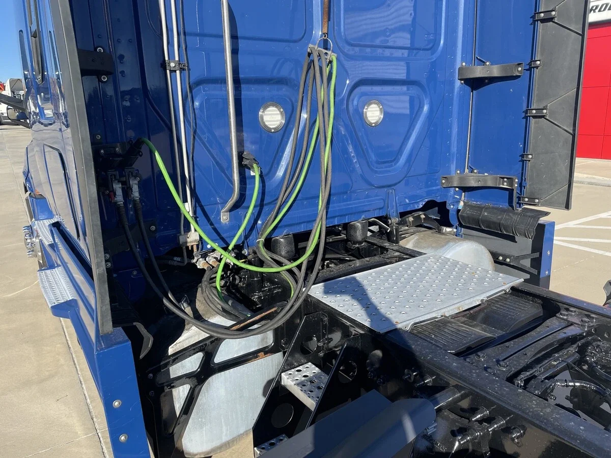 2023 Freightliner Cascadia - image 9