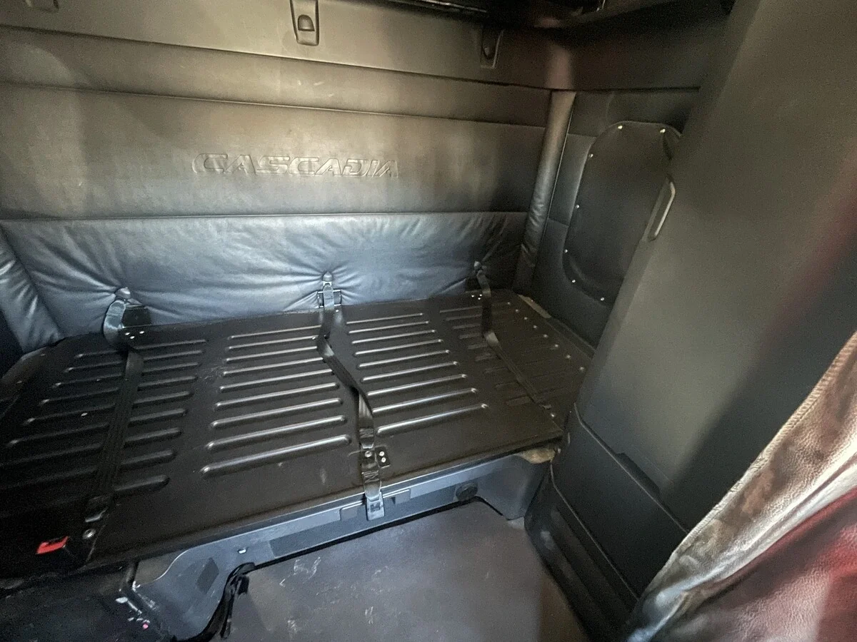 2023 Freightliner Cascadia - image 30