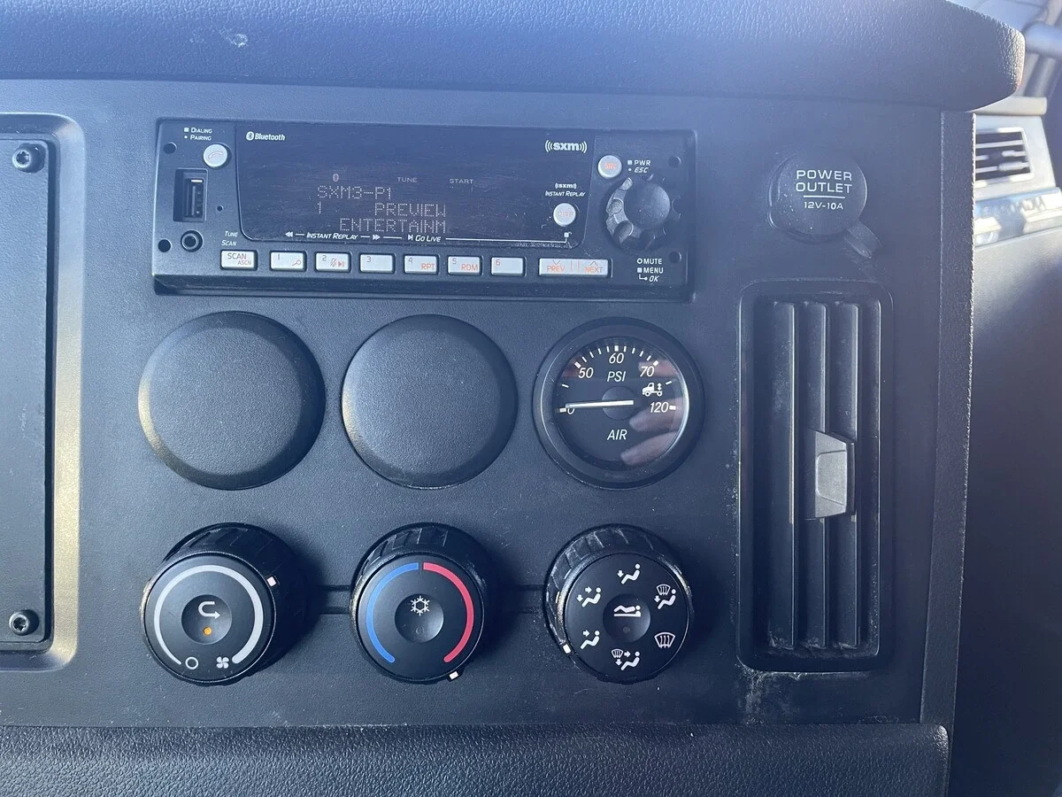 2023 Freightliner Cascadia - image 21