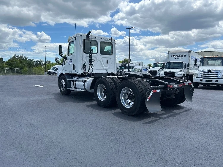 2020 Freightliner Cascadia in Tampa, FL — photo 5