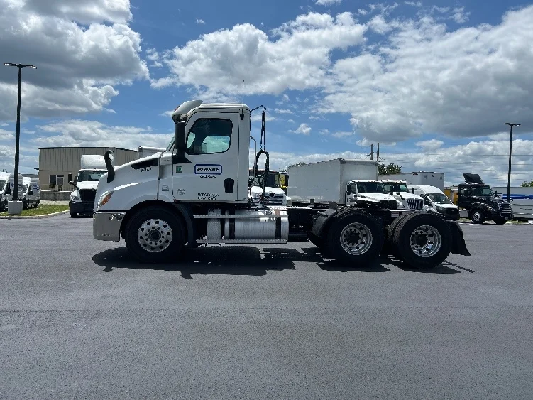 2020 Freightliner Cascadia in Tampa, FL — photo 4