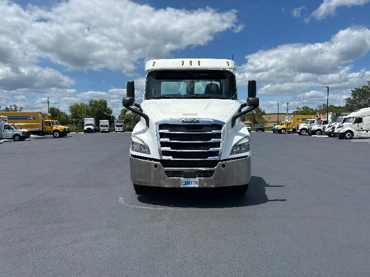 2020 Freightliner Cascadia in Tampa, FL — photo 2