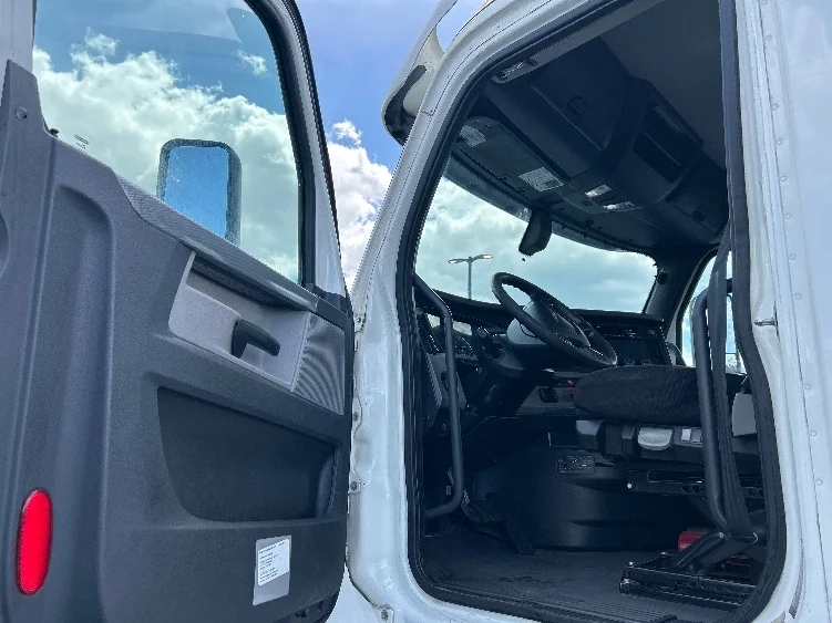 2020 Freightliner Cascadia in Tampa, FL — photo 9