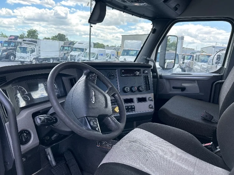 2020 Freightliner Cascadia in Tampa, FL — photo 10